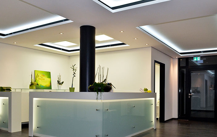 Wir wissen, wie wichtig Sauberkeit und Hygiene in Ihrer Praxis und Gebäude sind, deshalb bieten wir maßgeschneiderte Reinigungsleistungen